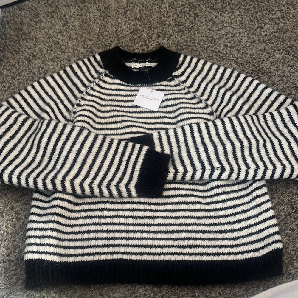 American Eagle Black and White sweater